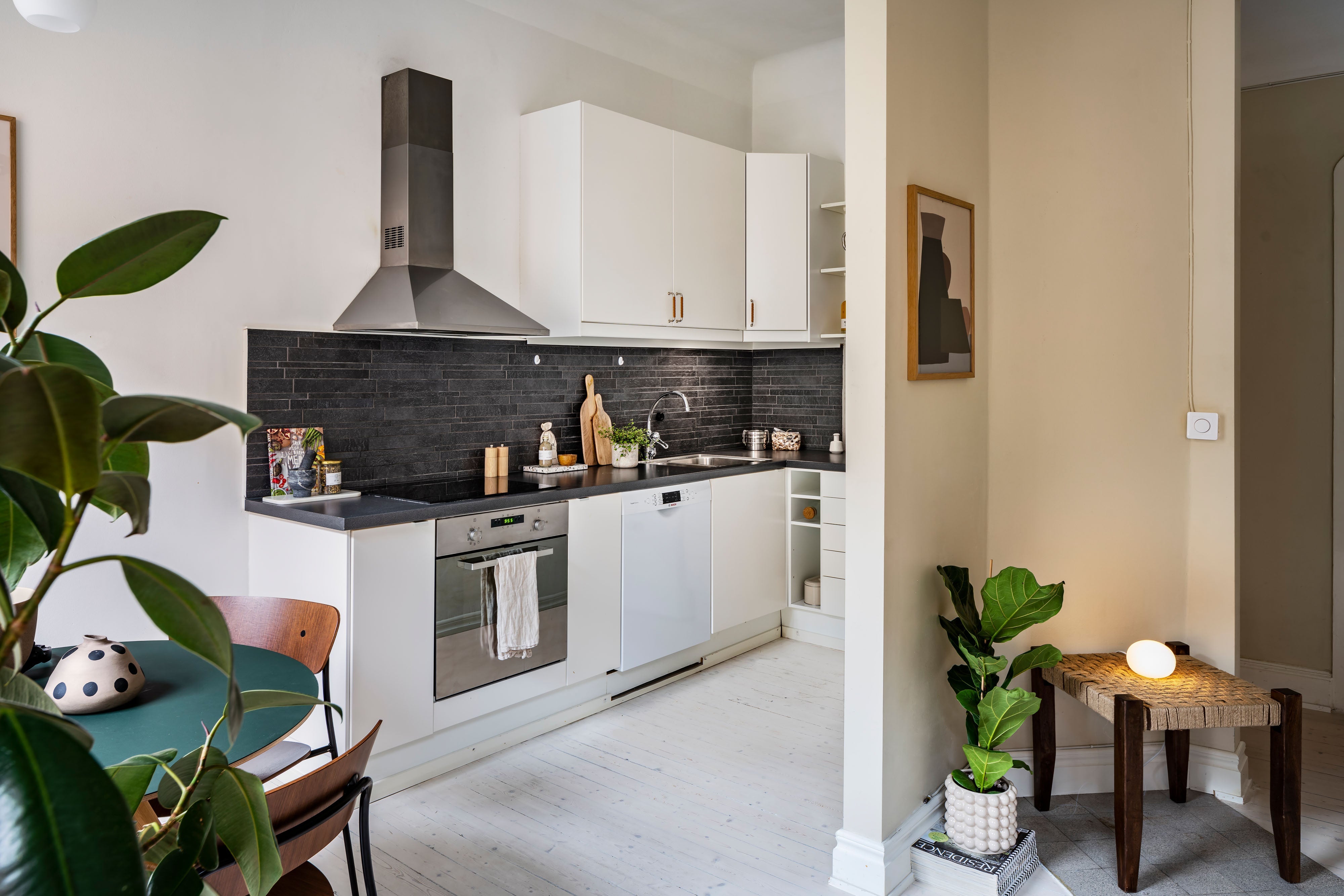  Neutrala färger i köket kombineras bäst med läderhandtag och svarta knoppar och handtag 