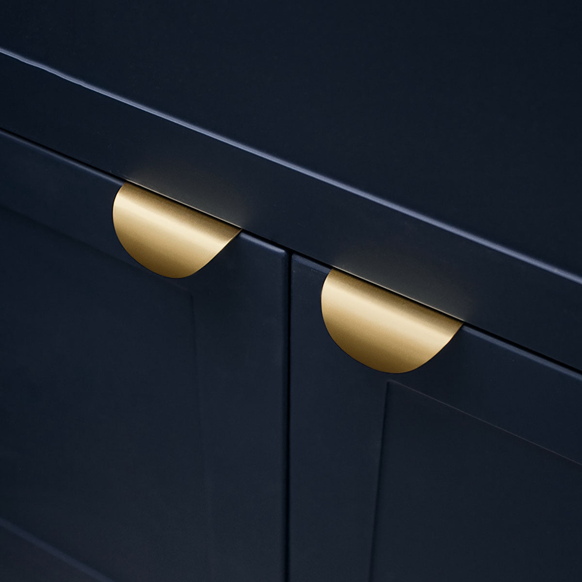 The Curved – Handtag, Mässing - Freya Home