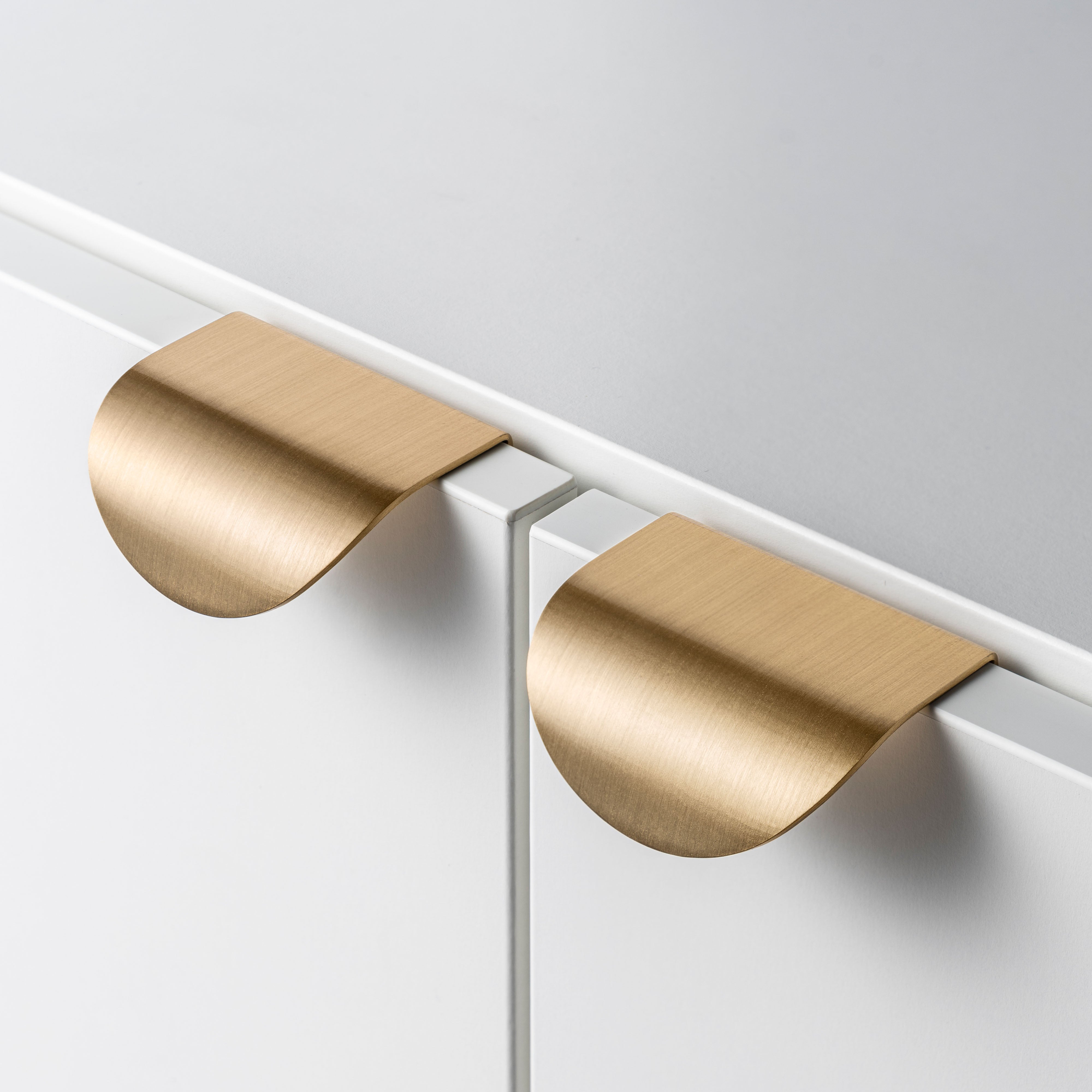 The Curved – Handtag, Mässing - Freya Home