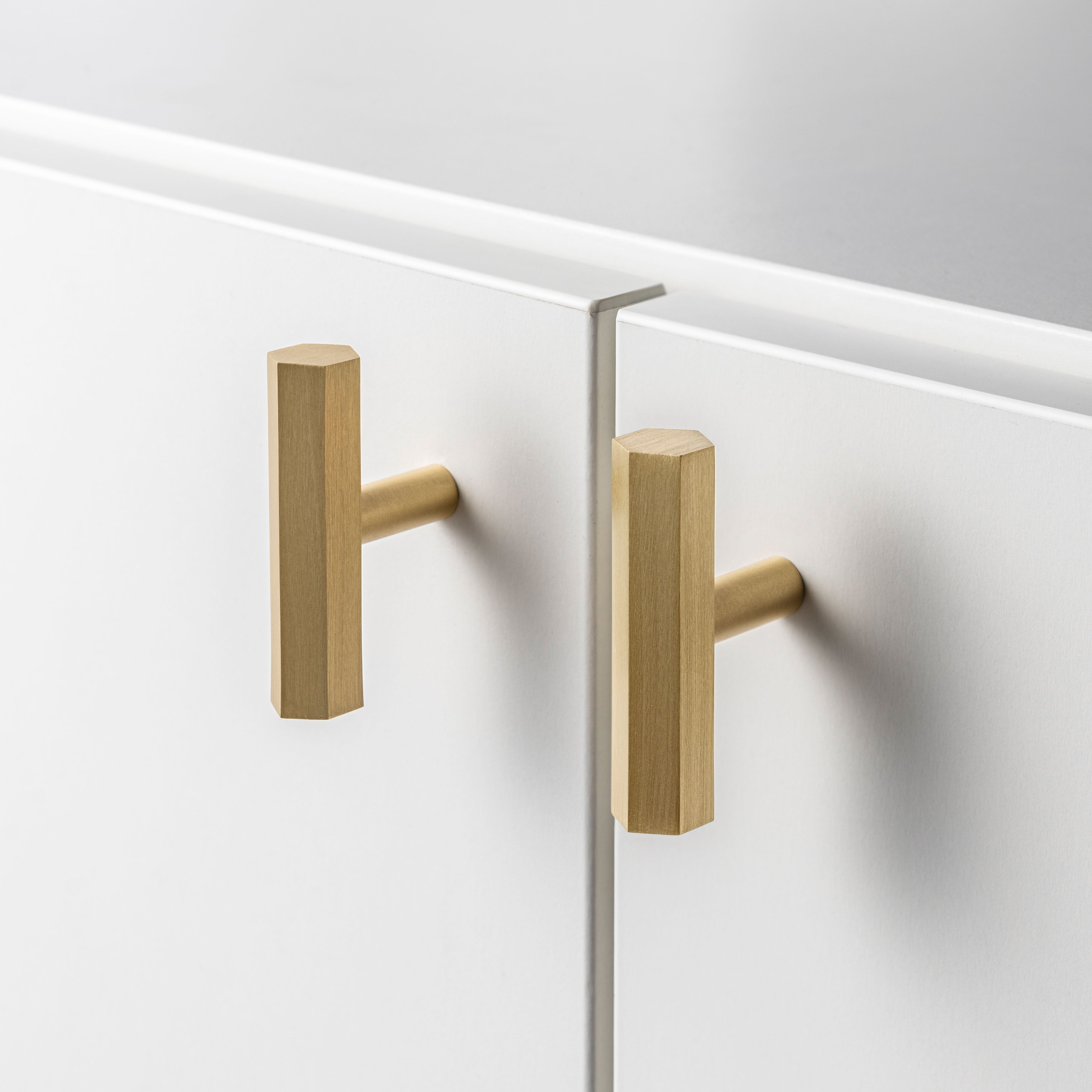 The Hexagon – T-Bar handtag, Mässing - Freya Home