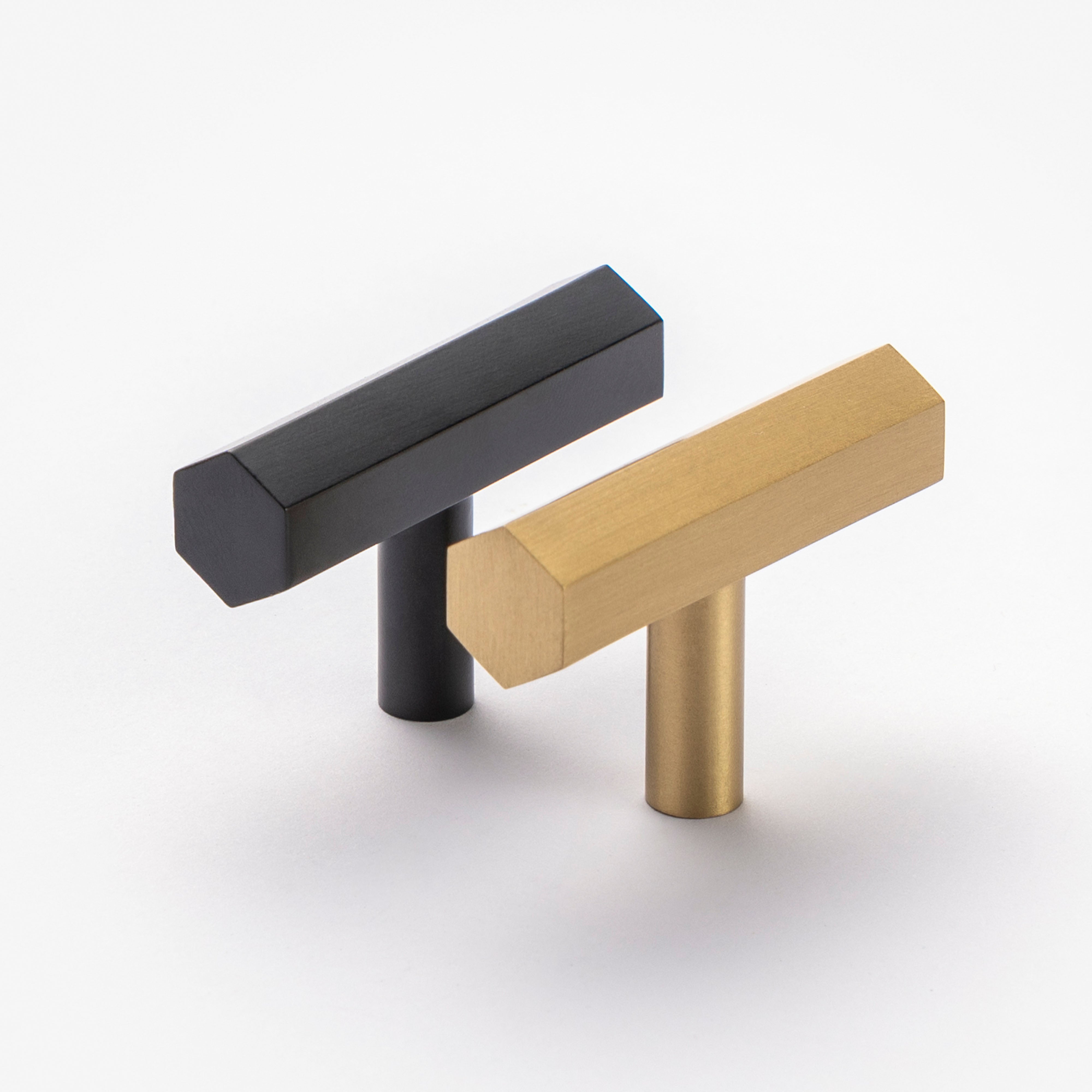 The Hexagon – T-Bar handtag, Mässing - Freya Home